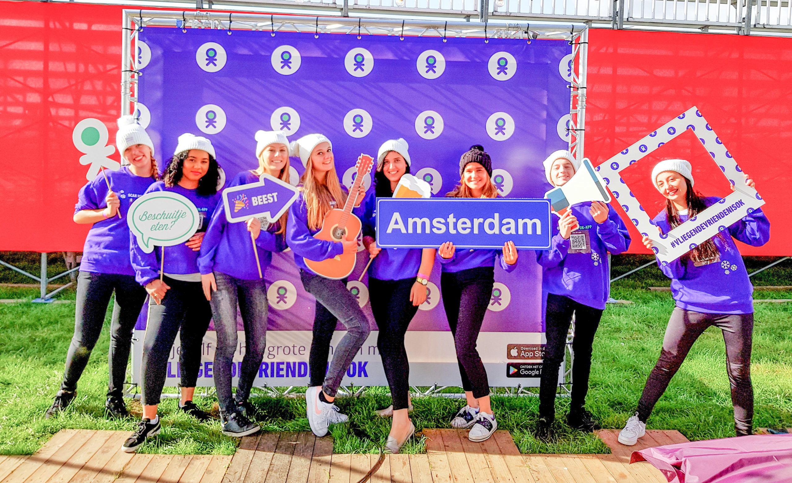 promotiedames met routeborden op een activatie in Amsterdam