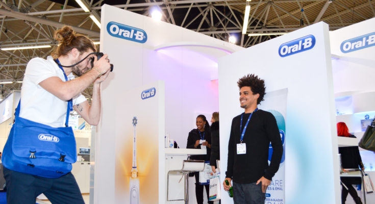 vrolijke promotors voor Oral-B tandenborstels