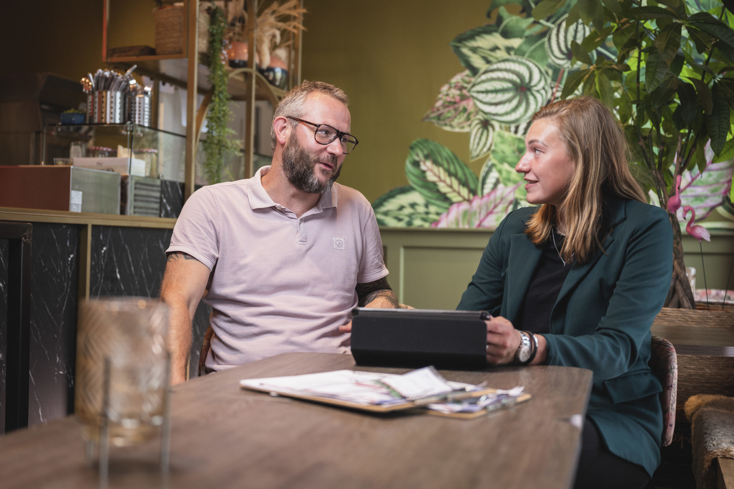 junior rayonmanager in gesprek met een horeca ondernemer in een restaurant