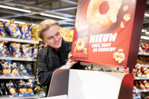 Merchandiser Hamilton Bright plaatst displays in supermarkt