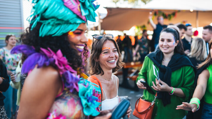 evenement van hamilton bright met dansende vrouwen