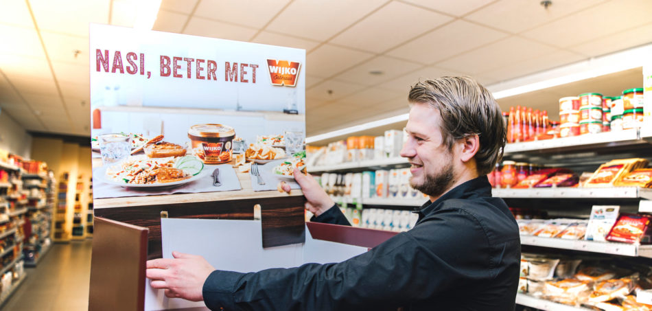 een merchandiser zet een schap in elkaar voor het merk wijko in de Albert Heijn