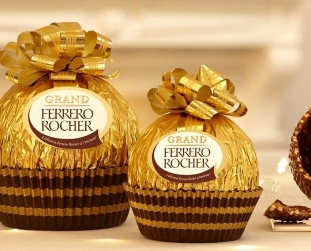 twee grote chocoladebonbons van het merk Ferrero Rocher