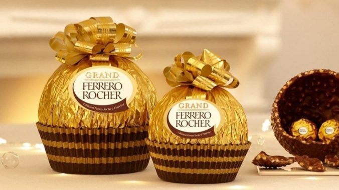 twee grote chocoladebonbons van het merk Ferrero Rocher