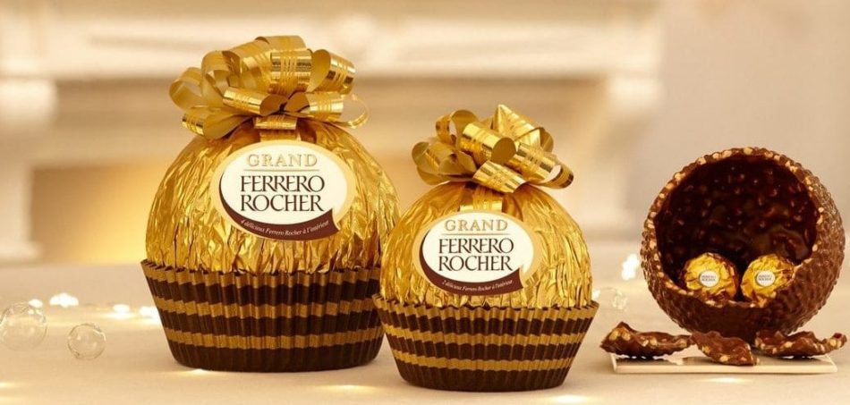 twee grote chocoladebonbons van het merk Ferrero Rocher